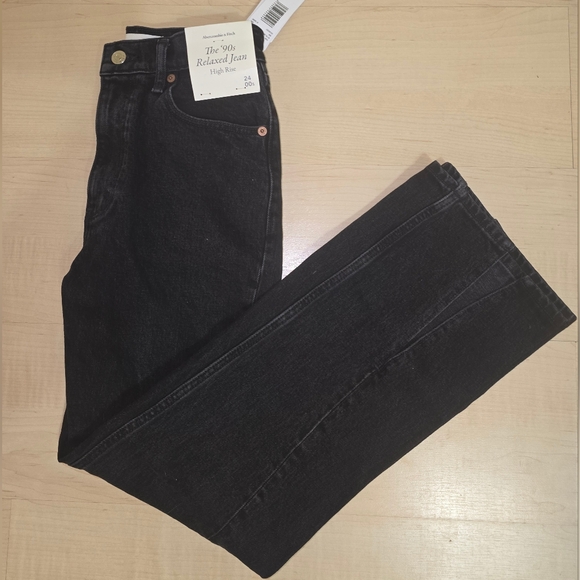 NWT Abercrombi & Fitch The 90's High Rise Relaxed Jeans Size: 24 Short - Picture 1 of 8